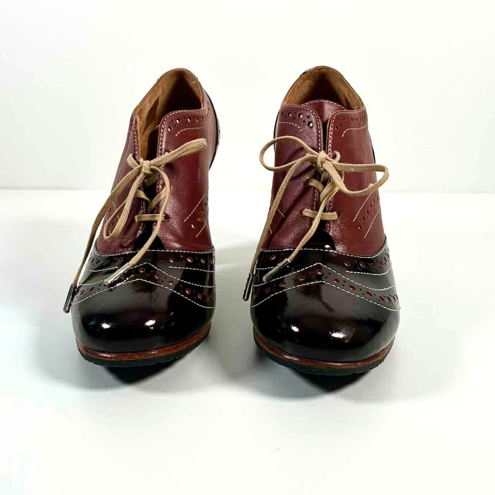 John Fluevog Miracles Heal Brogued Lace Up Heels in Black & Burgundy - 7.5M - Picture 2 of 8